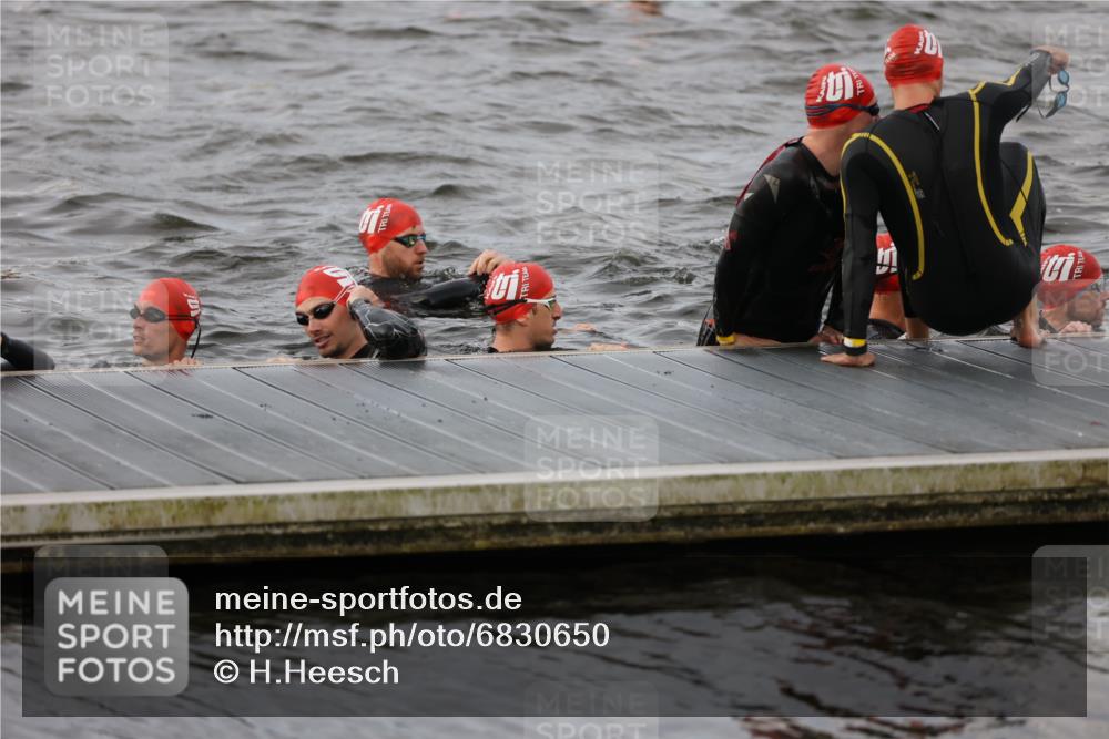 25.08.2024 - Elbe Triathlon Hamburg H.Heesch http://msf.ph/oto/6830650 25.08.2024 07:58:48 Schwimmen  meine-sportfotos.de