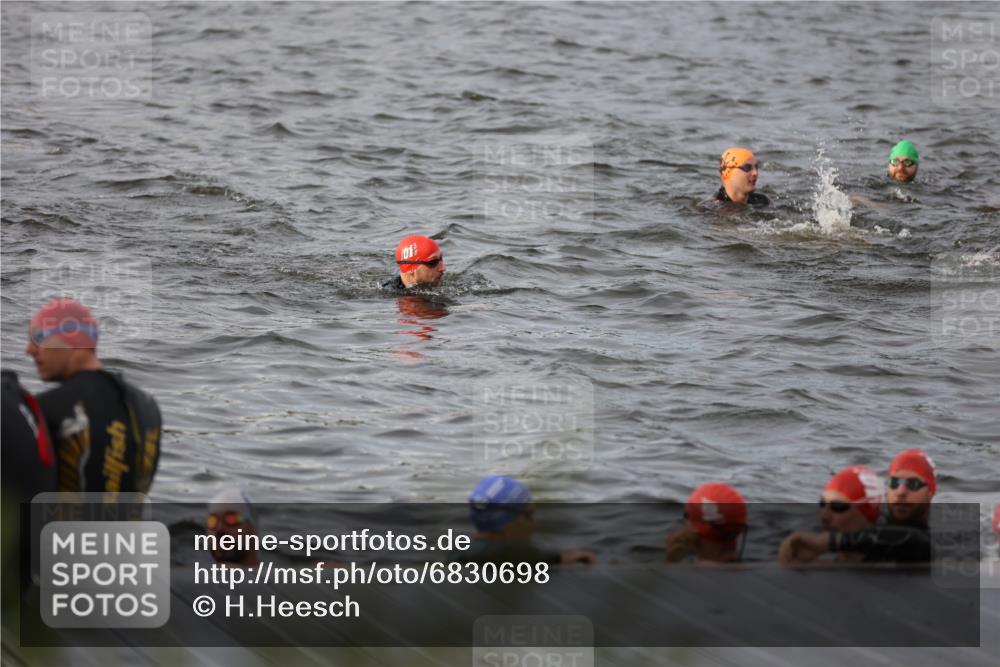 25.08.2024 - Elbe Triathlon Hamburg H.Heesch http://msf.ph/oto/6830698 25.08.2024 07:58:53 Schwimmen  meine-sportfotos.de