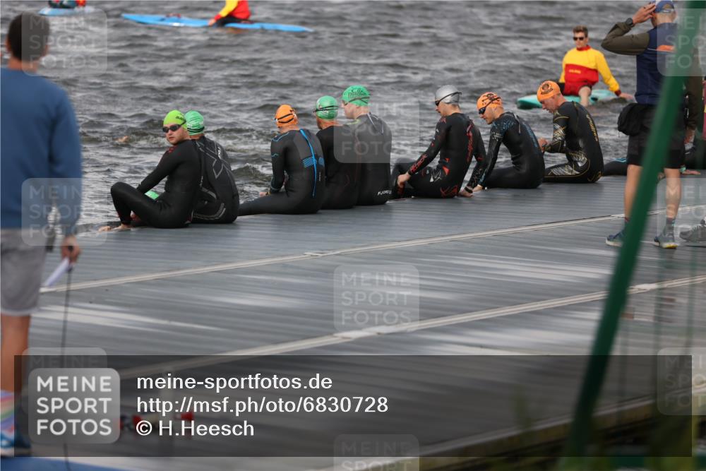 25.08.2024 - Elbe Triathlon Hamburg H.Heesch http://msf.ph/oto/6830728 25.08.2024 08:01:26 Schwimmen  meine-sportfotos.de