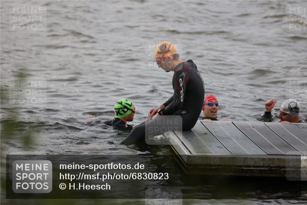 25.08.2024 - Elbe Triathlon Hamburg H.Heesch http://msf.ph/oto/6830823 25.08.2024 08:01:47 Schwimmen  meine-sportfotos.de