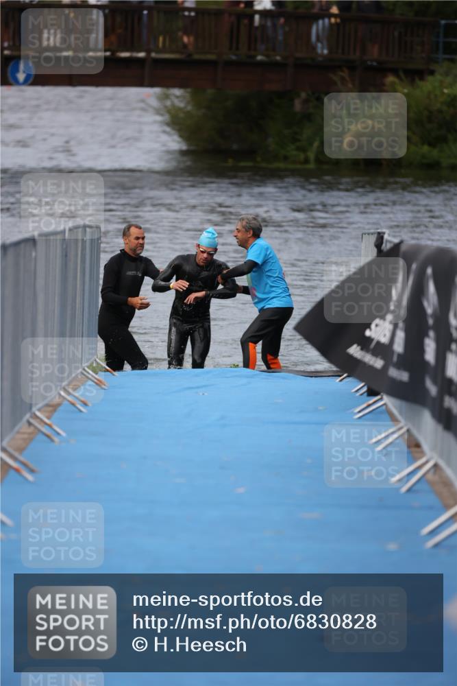 25.08.2024 - Elbe Triathlon Hamburg H.Heesch http://msf.ph/oto/6830828 25.08.2024 08:26:29 Schwimmen 85 meine-sportfotos.de