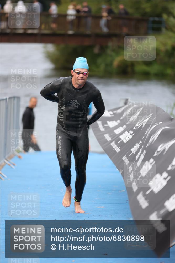 25.08.2024 - Elbe Triathlon Hamburg H.Heesch http://msf.ph/oto/6830898 25.08.2024 08:26:36 Schwimmen 85 meine-sportfotos.de