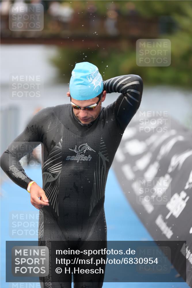 25.08.2024 - Elbe Triathlon Hamburg H.Heesch http://msf.ph/oto/6830954 25.08.2024 08:26:38 Schwimmen 85 meine-sportfotos.de