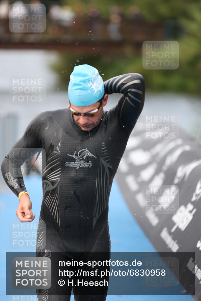 25.08.2024 - Elbe Triathlon Hamburg H.Heesch http://msf.ph/oto/6830958 25.08.2024 08:26:39 Schwimmen 85 meine-sportfotos.de