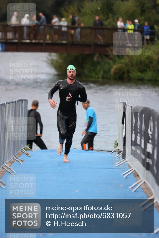 25.08.2024 - Elbe Triathlon Hamburg H.Heesch http://msf.ph/oto/6831057 25.08.2024 08:28:02 Schwimmen 47 meine-sportfotos.de