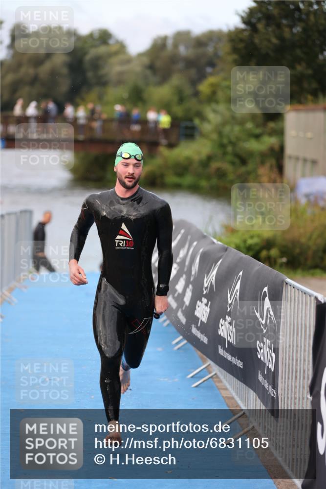 25.08.2024 - Elbe Triathlon Hamburg H.Heesch http://msf.ph/oto/6831105 25.08.2024 08:28:05 Schwimmen 47 meine-sportfotos.de