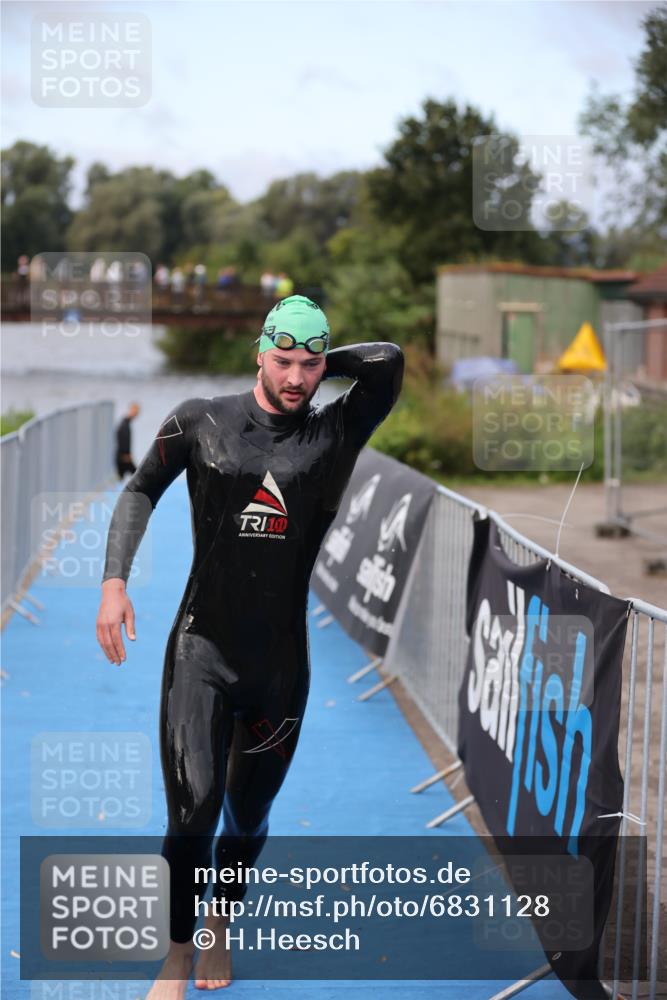 25.08.2024 - Elbe Triathlon Hamburg H.Heesch http://msf.ph/oto/6831128 25.08.2024 08:28:07 Schwimmen 47 meine-sportfotos.de