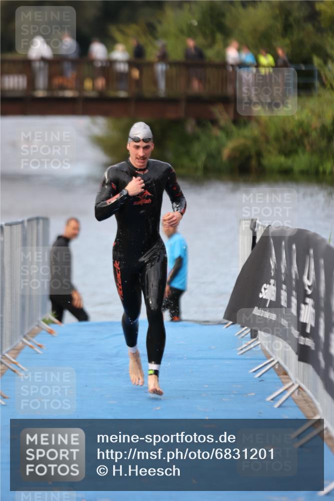 25.08.2024 - Elbe Triathlon Hamburg H.Heesch http://msf.ph/oto/6831201 25.08.2024 08:28:38 Schwimmen 65 meine-sportfotos.de