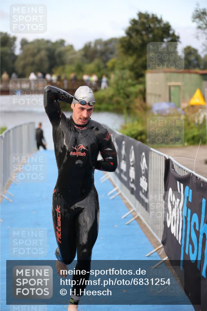 25.08.2024 - Elbe Triathlon Hamburg H.Heesch http://msf.ph/oto/6831254 25.08.2024 08:28:41 Schwimmen 65 meine-sportfotos.de