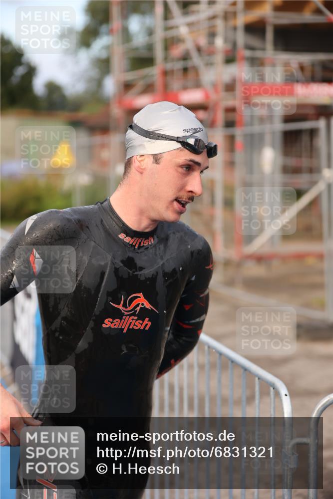 25.08.2024 - Elbe Triathlon Hamburg H.Heesch http://msf.ph/oto/6831321 25.08.2024 08:28:41 Schwimmen 65 meine-sportfotos.de