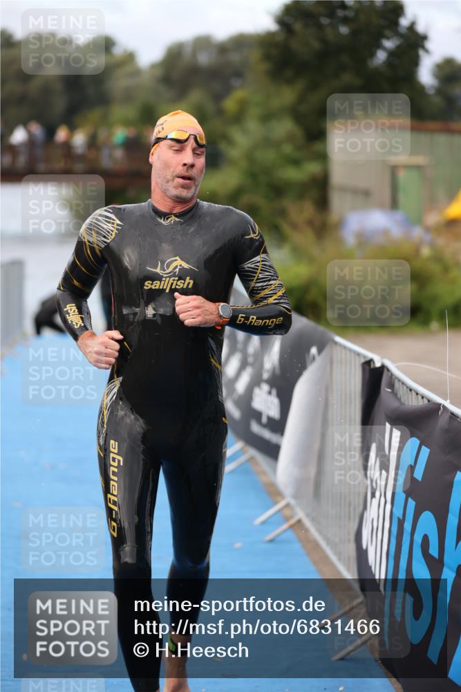 25.08.2024 - Elbe Triathlon Hamburg H.Heesch http://msf.ph/oto/6831466 25.08.2024 08:29:50 Schwimmen 68, 78, 79, 95 meine-sportfotos.de