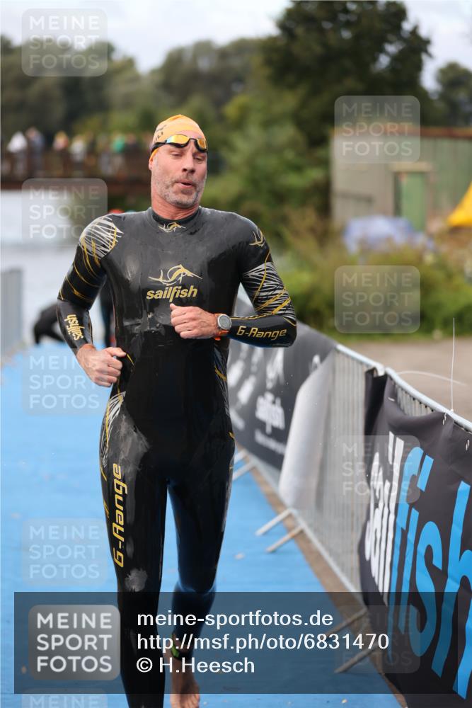 25.08.2024 - Elbe Triathlon Hamburg H.Heesch http://msf.ph/oto/6831470 25.08.2024 08:29:51 Schwimmen 68, 78, 79, 95 meine-sportfotos.de
