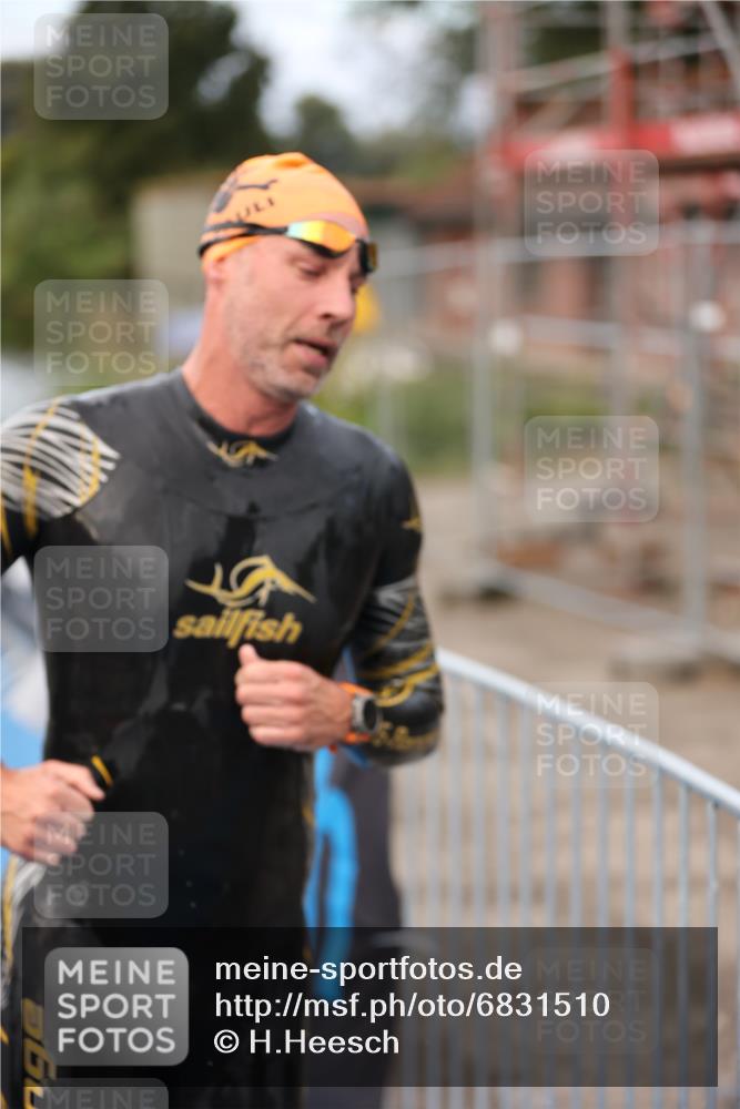 25.08.2024 - Elbe Triathlon Hamburg H.Heesch http://msf.ph/oto/6831510 25.08.2024 08:29:51 Schwimmen 68, 78, 79, 95 meine-sportfotos.de