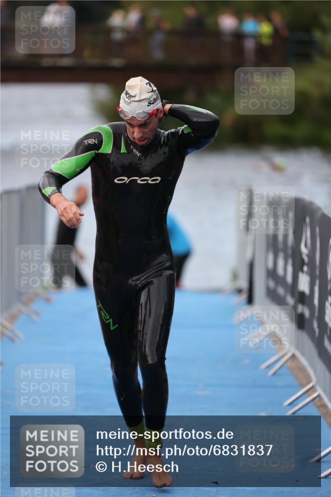 25.08.2024 - Elbe Triathlon Hamburg H.Heesch http://msf.ph/oto/6831837 25.08.2024 08:30:12 Schwimmen 37, 68, 79, 82 meine-sportfotos.de