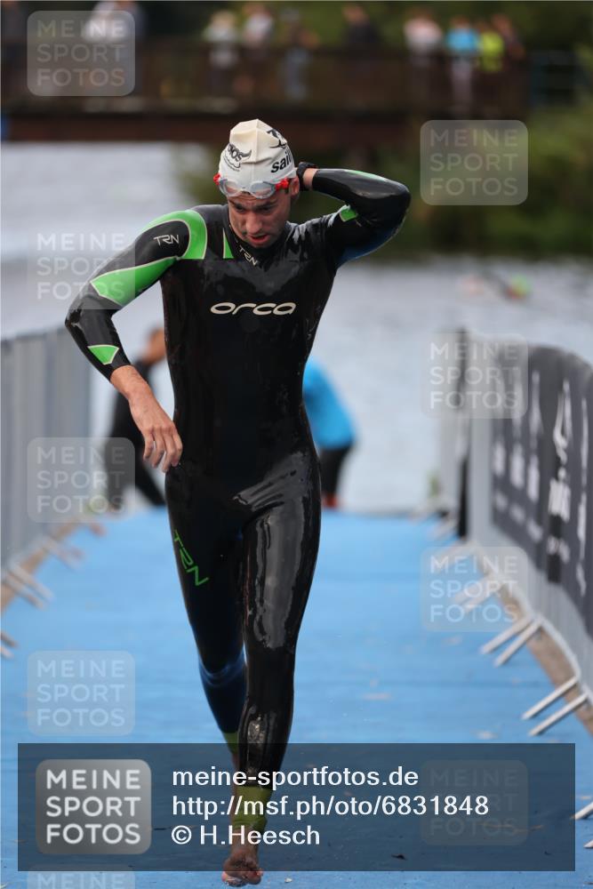 25.08.2024 - Elbe Triathlon Hamburg H.Heesch http://msf.ph/oto/6831848 25.08.2024 08:30:12 Schwimmen 37, 68, 79, 82 meine-sportfotos.de