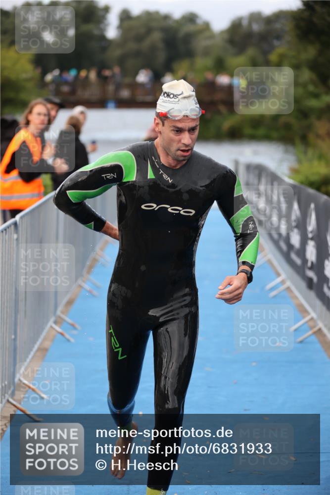 25.08.2024 - Elbe Triathlon Hamburg H.Heesch http://msf.ph/oto/6831933 25.08.2024 08:30:15 Schwimmen 37, 79, 82 meine-sportfotos.de
