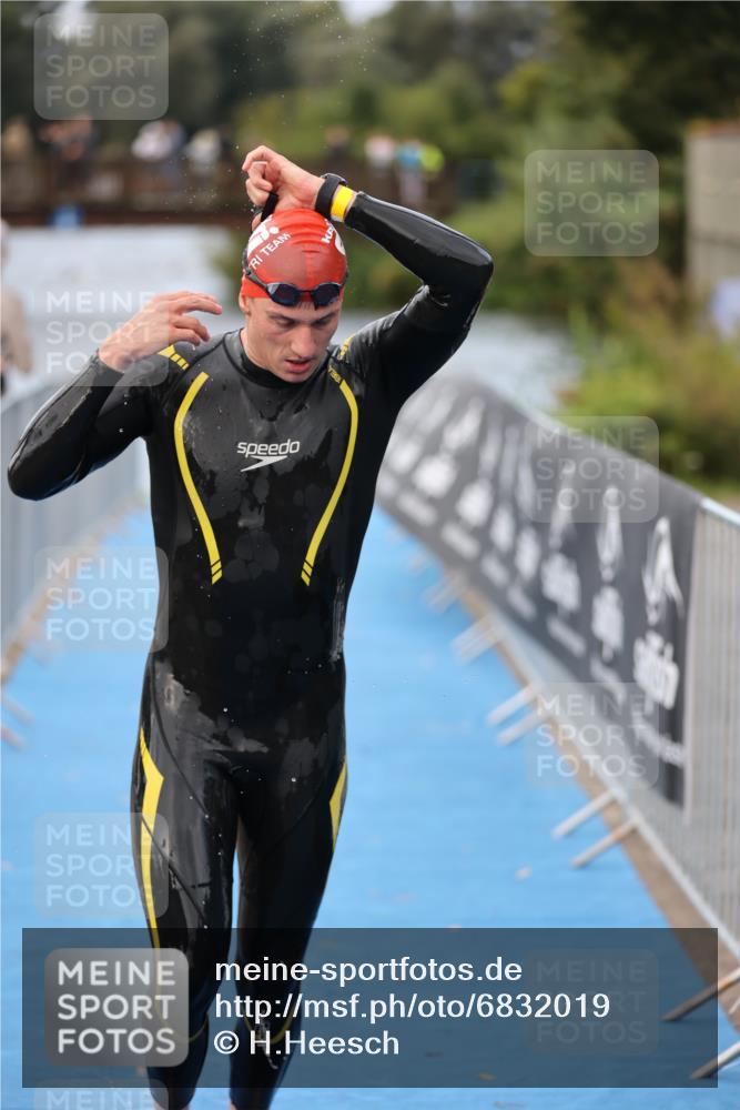 25.08.2024 - Elbe Triathlon Hamburg H.Heesch http://msf.ph/oto/6832019 25.08.2024 08:30:21 Schwimmen 37, 82 meine-sportfotos.de