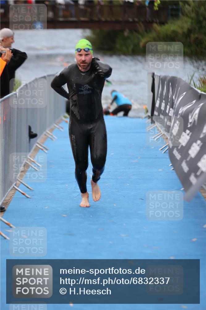 25.08.2024 - Elbe Triathlon Hamburg H.Heesch http://msf.ph/oto/6832337 25.08.2024 08:31:39 Schwimmen 38, 40, 71, 81, 100 meine-sportfotos.de