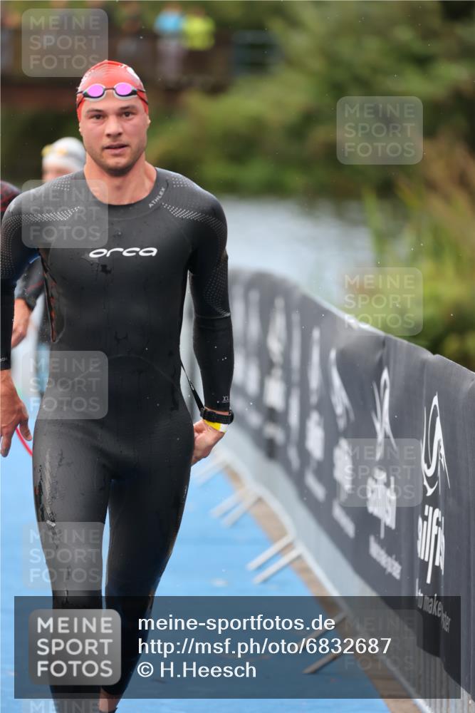 25.08.2024 - Elbe Triathlon Hamburg H.Heesch http://msf.ph/oto/6832687 25.08.2024 08:31:55 Schwimmen 34, 39, 40, 71, 75, 81, 89, 92, 100 meine-sportfotos.de