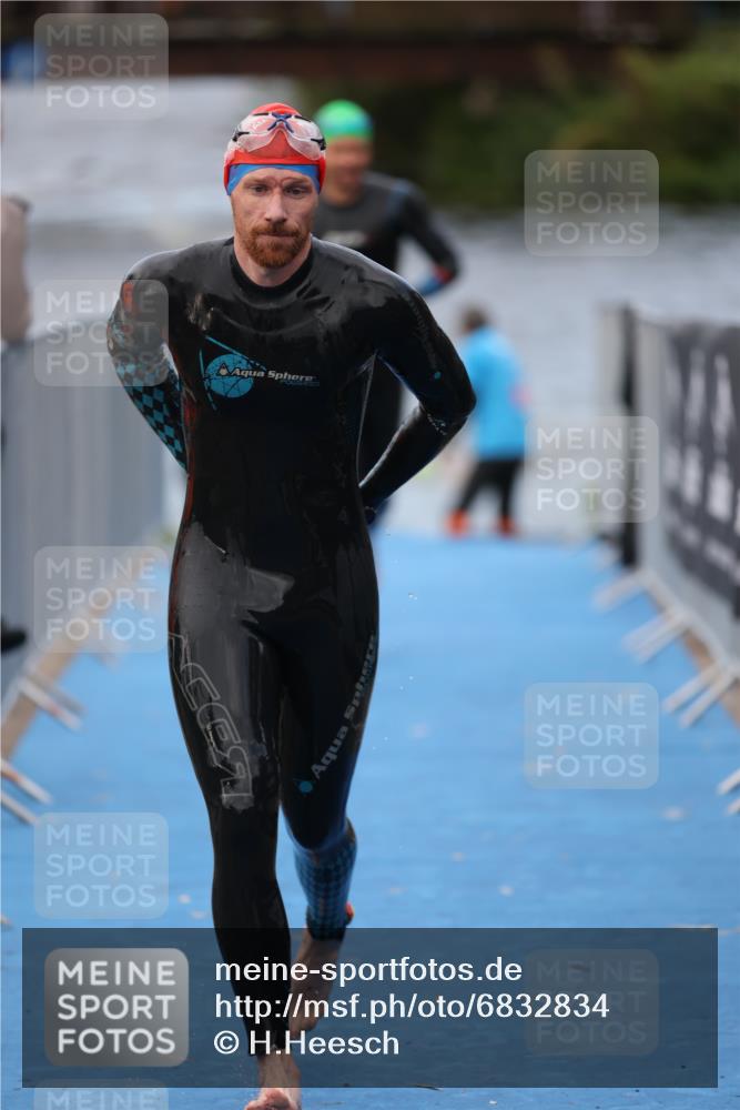 25.08.2024 - Elbe Triathlon Hamburg H.Heesch http://msf.ph/oto/6832834 25.08.2024 08:32:01 Schwimmen 34, 39, 56, 71, 75, 81, 89, 92, 100 meine-sportfotos.de