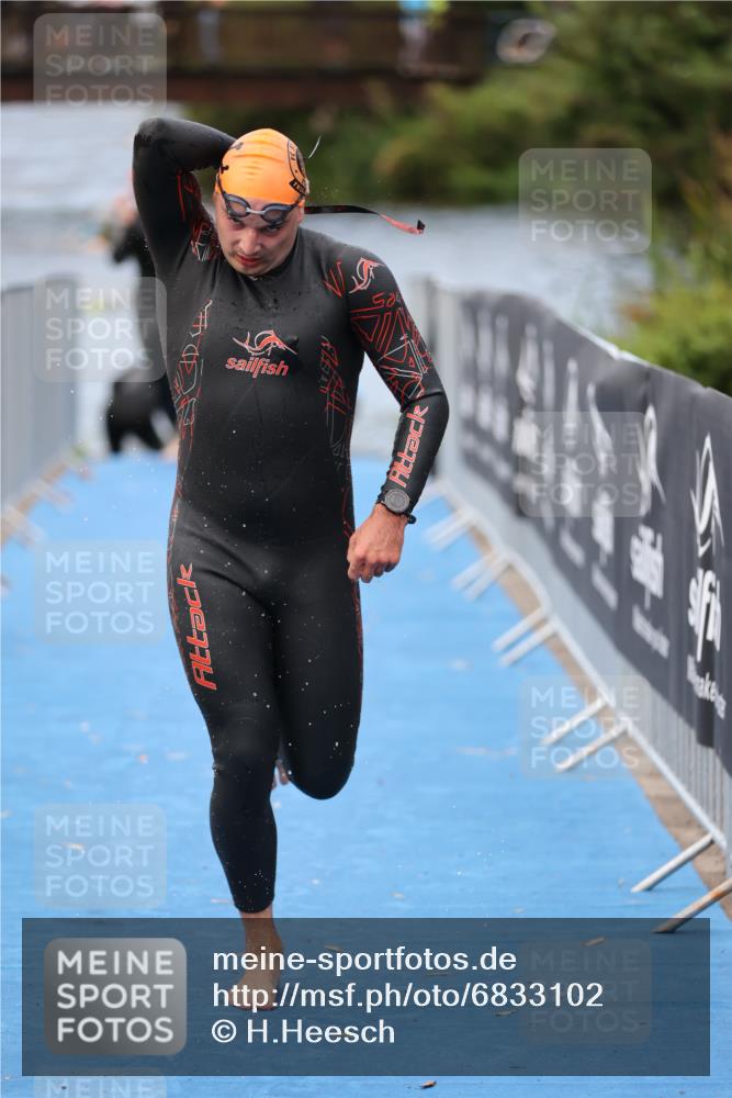25.08.2024 - Elbe Triathlon Hamburg H.Heesch http://msf.ph/oto/6833102 25.08.2024 08:32:24 Schwimmen 39, 42, 56, 76, 77 meine-sportfotos.de
