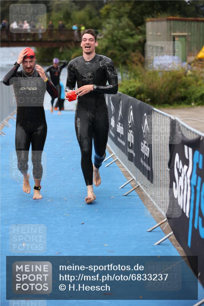 25.08.2024 - Elbe Triathlon Hamburg H.Heesch http://msf.ph/oto/6833237 25.08.2024 08:32:30 Schwimmen 42, 56, 76, 77 meine-sportfotos.de