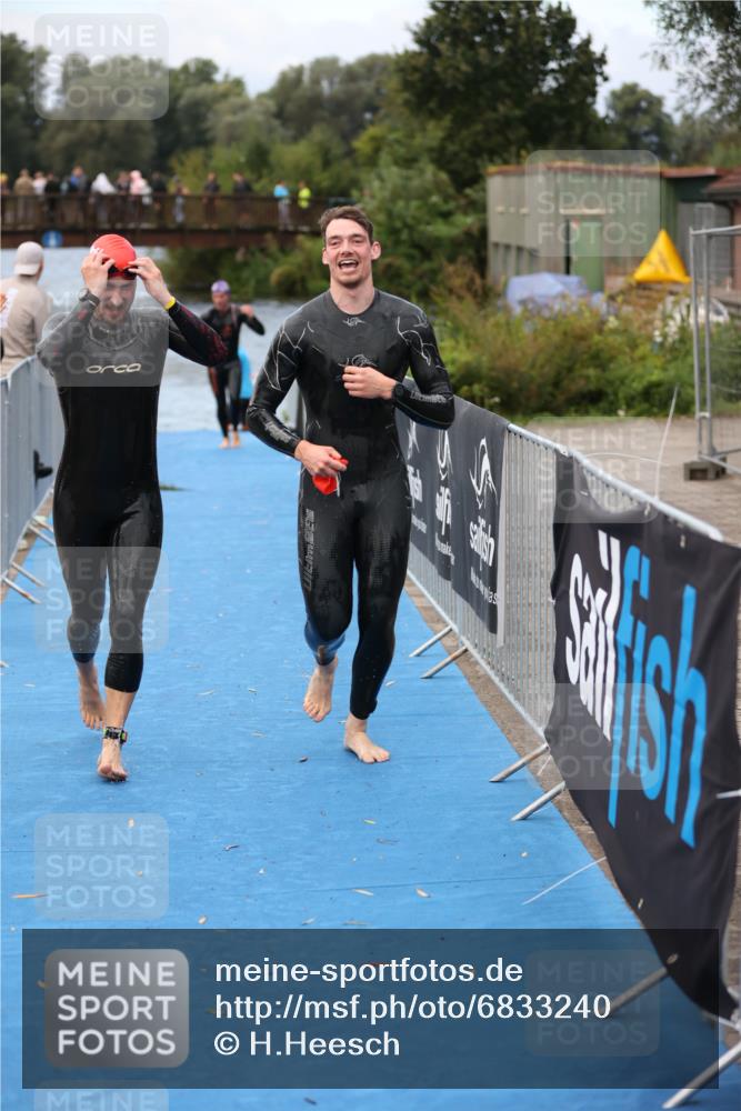 25.08.2024 - Elbe Triathlon Hamburg H.Heesch http://msf.ph/oto/6833240 25.08.2024 08:32:31 Schwimmen 42, 56, 76, 77 meine-sportfotos.de