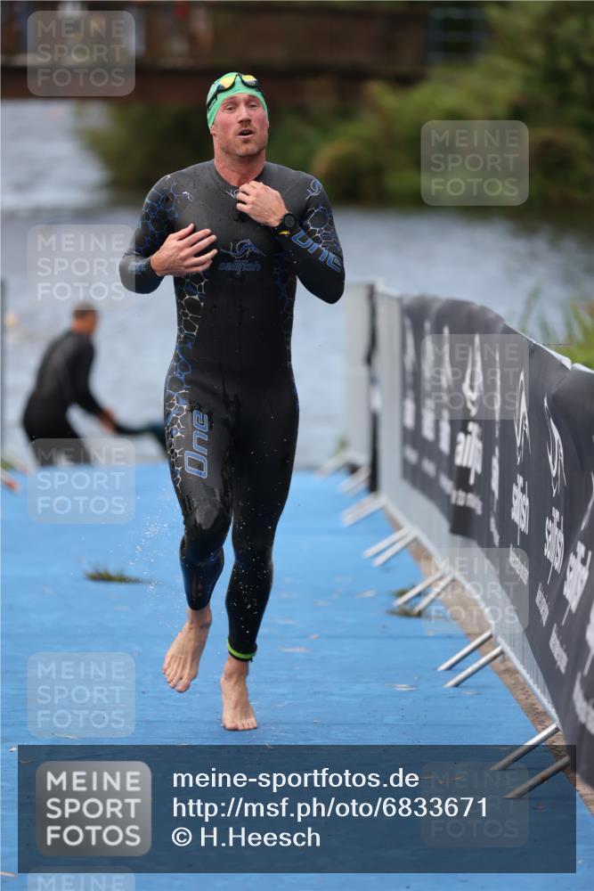 25.08.2024 - Elbe Triathlon Hamburg H.Heesch http://msf.ph/oto/6833671 25.08.2024 08:33:18 Schwimmen 50, 60, 99 meine-sportfotos.de