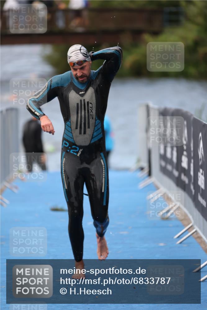 25.08.2024 - Elbe Triathlon Hamburg H.Heesch http://msf.ph/oto/6833787 25.08.2024 08:33:27 Schwimmen 33, 60, 99 meine-sportfotos.de