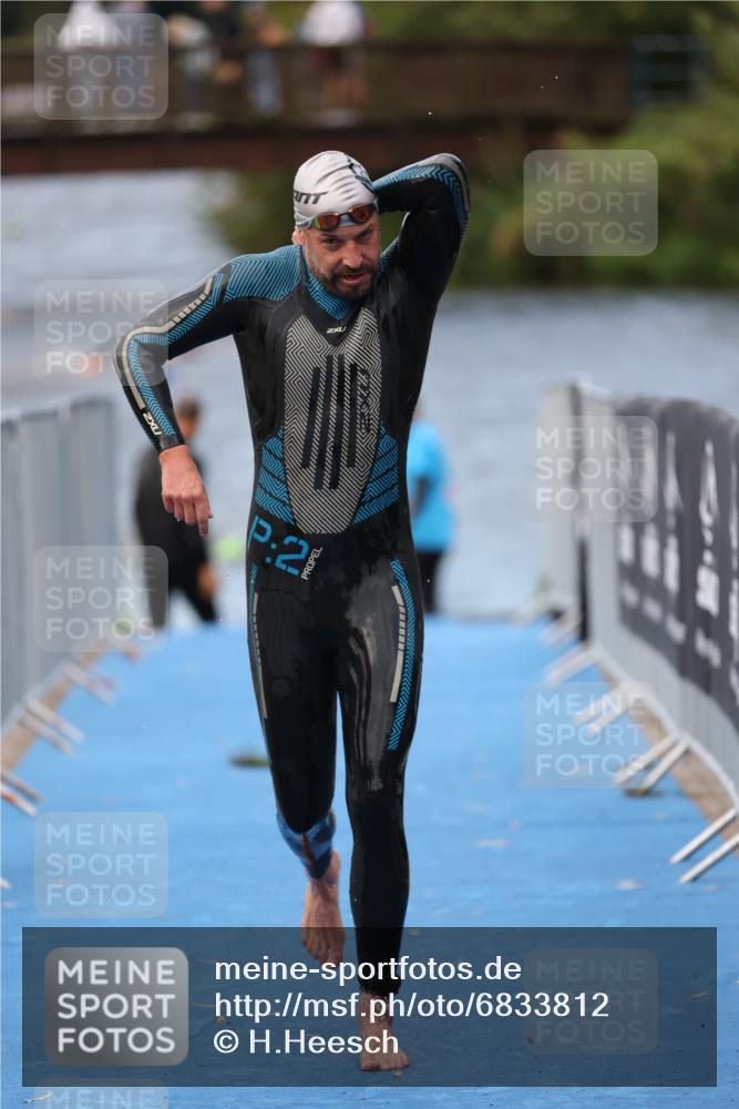 25.08.2024 - Elbe Triathlon Hamburg H.Heesch http://msf.ph/oto/6833812 25.08.2024 08:33:27 Schwimmen 33, 60, 99 meine-sportfotos.de