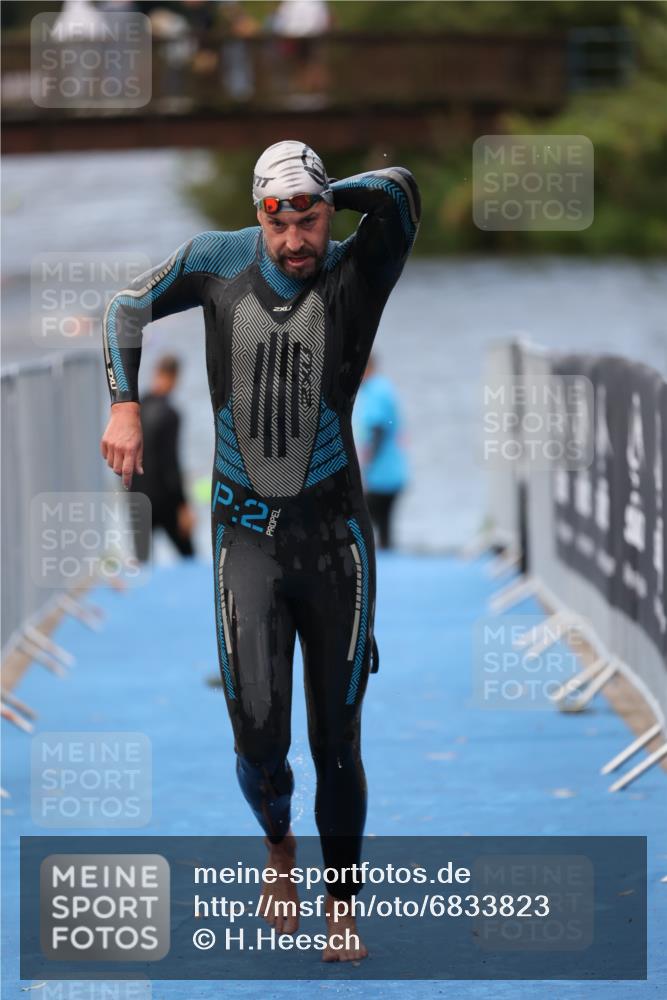 25.08.2024 - Elbe Triathlon Hamburg H.Heesch http://msf.ph/oto/6833823 25.08.2024 08:33:28 Schwimmen 33, 60, 99 meine-sportfotos.de