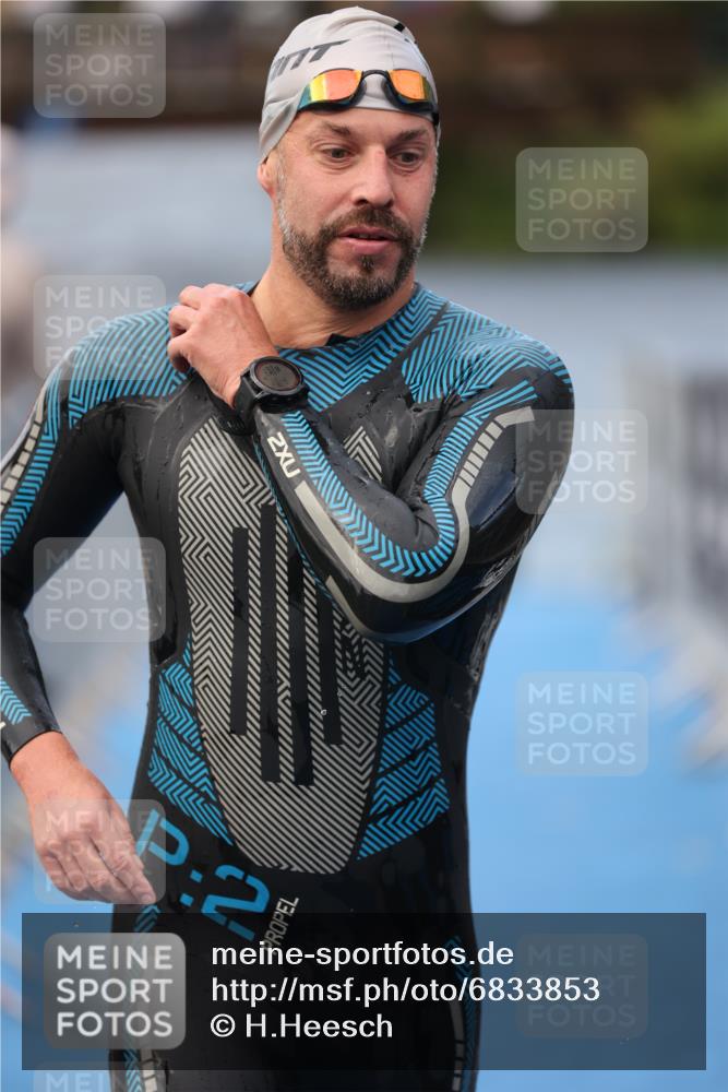 25.08.2024 - Elbe Triathlon Hamburg H.Heesch http://msf.ph/oto/6833853 25.08.2024 08:33:30 Schwimmen 33, 60, 99 meine-sportfotos.de