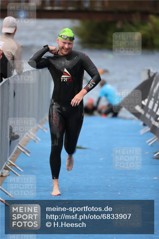 25.08.2024 - Elbe Triathlon Hamburg H.Heesch http://msf.ph/oto/6833907 25.08.2024 08:33:41 Schwimmen 33, 60, 61, 69 meine-sportfotos.de