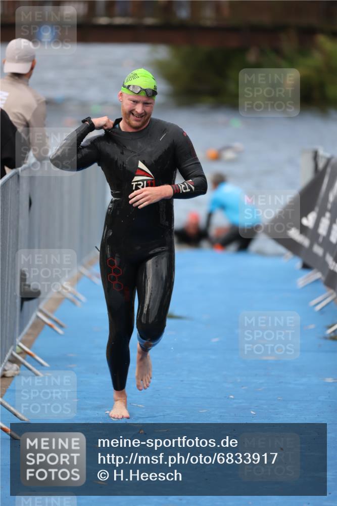25.08.2024 - Elbe Triathlon Hamburg H.Heesch http://msf.ph/oto/6833917 25.08.2024 08:33:42 Schwimmen 33, 60, 61, 69 meine-sportfotos.de