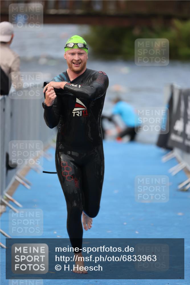 25.08.2024 - Elbe Triathlon Hamburg H.Heesch http://msf.ph/oto/6833963 25.08.2024 08:33:42 Schwimmen 33, 60, 61, 69 meine-sportfotos.de
