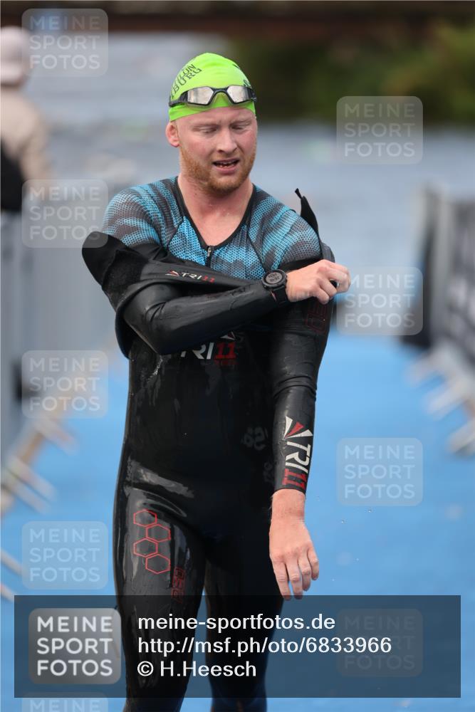 25.08.2024 - Elbe Triathlon Hamburg H.Heesch http://msf.ph/oto/6833966 25.08.2024 08:33:43 Schwimmen 33, 60, 61, 69 meine-sportfotos.de