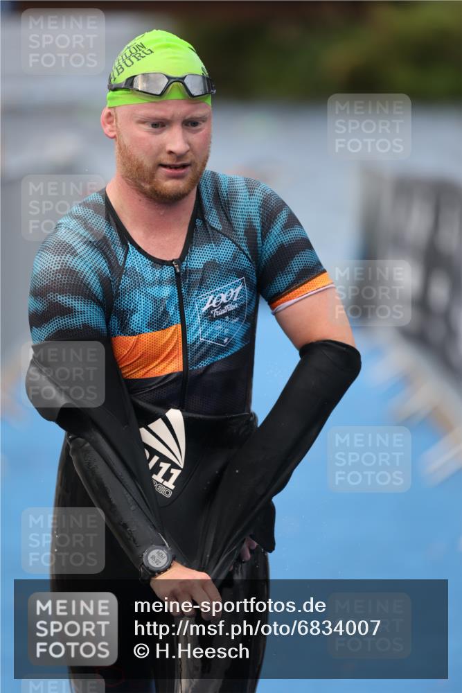 25.08.2024 - Elbe Triathlon Hamburg H.Heesch http://msf.ph/oto/6834007 25.08.2024 08:33:44 Schwimmen 33, 60, 61, 69 meine-sportfotos.de
