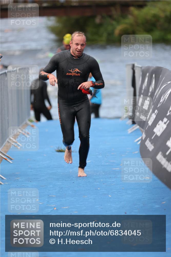 25.08.2024 - Elbe Triathlon Hamburg H.Heesch http://msf.ph/oto/6834045 25.08.2024 08:33:50 Schwimmen 33, 61, 69 meine-sportfotos.de