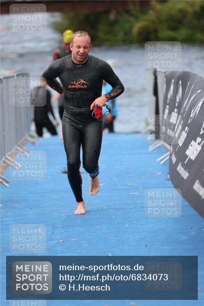 25.08.2024 - Elbe Triathlon Hamburg H.Heesch http://msf.ph/oto/6834073 25.08.2024 08:33:50 Schwimmen 33, 61, 69 meine-sportfotos.de