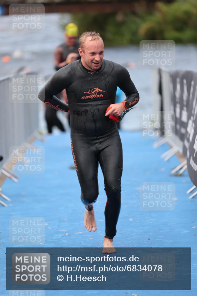 25.08.2024 - Elbe Triathlon Hamburg H.Heesch http://msf.ph/oto/6834078 25.08.2024 08:33:51 Schwimmen 33, 61, 69 meine-sportfotos.de