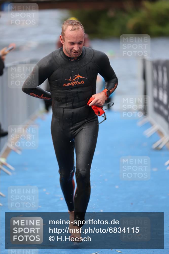 25.08.2024 - Elbe Triathlon Hamburg H.Heesch http://msf.ph/oto/6834115 25.08.2024 08:33:51 Schwimmen 33, 61, 69 meine-sportfotos.de