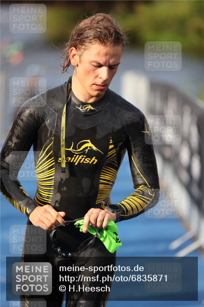 25.08.2024 - Elbe Triathlon Hamburg H.Heesch http://msf.ph/oto/6835871 25.08.2024 08:35:20 Schwimmen 41, 59, 74 meine-sportfotos.de