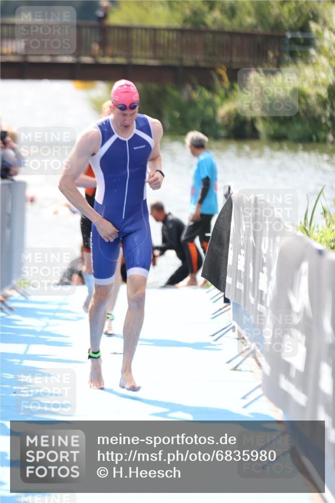 25.08.2024 - Elbe Triathlon Hamburg H.Heesch http://msf.ph/oto/6835980 25.08.2024 14:04:49 Schwimmen 24, 26, 27, 31 meine-sportfotos.de