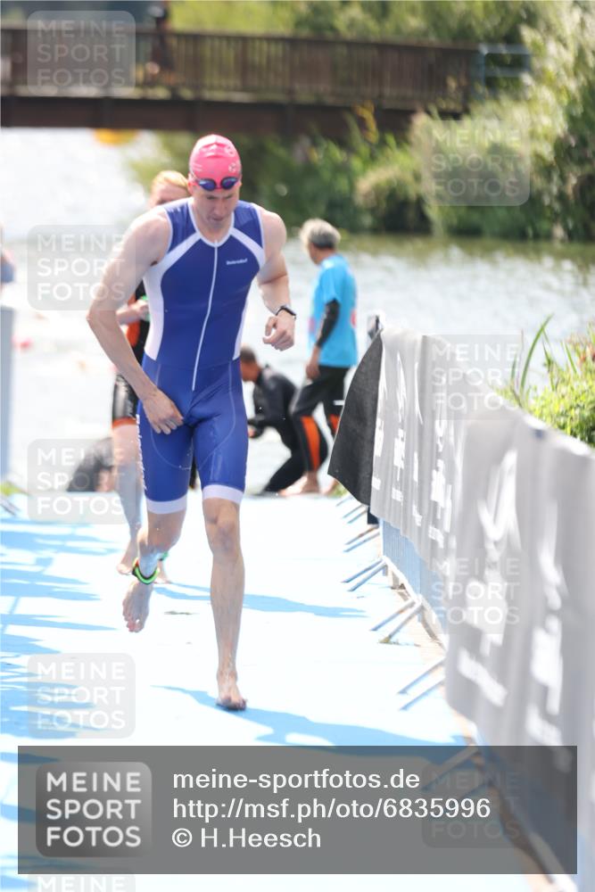 25.08.2024 - Elbe Triathlon Hamburg H.Heesch http://msf.ph/oto/6835996 25.08.2024 14:04:49 Schwimmen 24, 26, 27, 31 meine-sportfotos.de