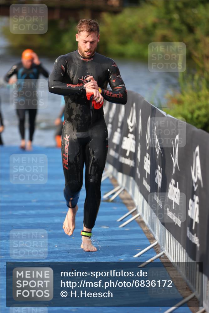 25.08.2024 - Elbe Triathlon Hamburg H.Heesch http://msf.ph/oto/6836172 25.08.2024 08:35:41 Schwimmen 59, 72, 74, 87 meine-sportfotos.de
