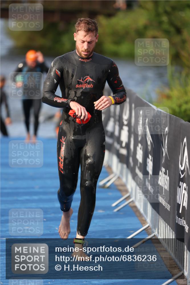 25.08.2024 - Elbe Triathlon Hamburg H.Heesch http://msf.ph/oto/6836236 25.08.2024 08:35:42 Schwimmen 59, 72, 74, 87, 98 meine-sportfotos.de