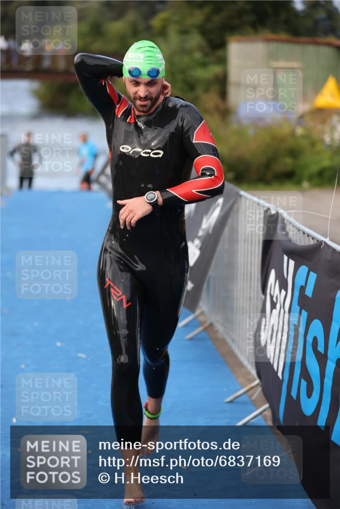 25.08.2024 - Elbe Triathlon Hamburg H.Heesch http://msf.ph/oto/6837169 25.08.2024 08:36:52 Schwimmen 44 meine-sportfotos.de