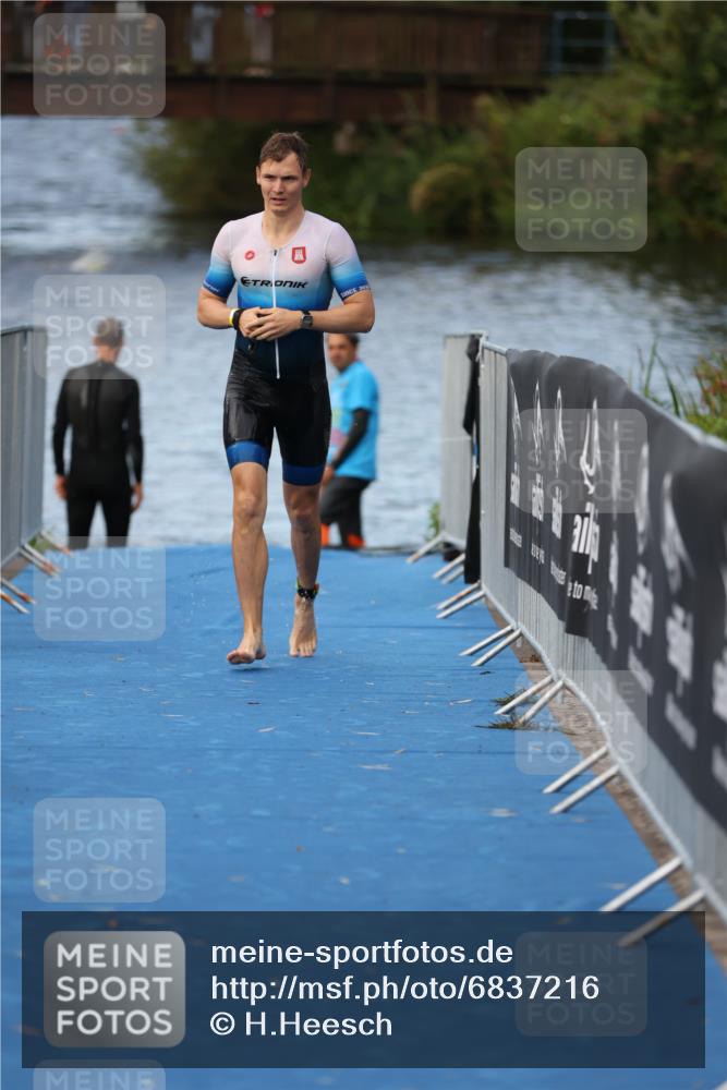 25.08.2024 - Elbe Triathlon Hamburg H.Heesch http://msf.ph/oto/6837216 25.08.2024 08:37:19 Schwimmen 67 meine-sportfotos.de