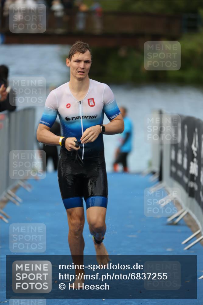 25.08.2024 - Elbe Triathlon Hamburg H.Heesch http://msf.ph/oto/6837255 25.08.2024 08:37:21 Schwimmen 67 meine-sportfotos.de