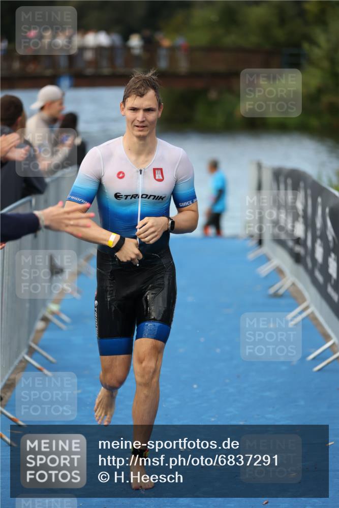 25.08.2024 - Elbe Triathlon Hamburg H.Heesch http://msf.ph/oto/6837291 25.08.2024 08:37:22 Schwimmen 67 meine-sportfotos.de